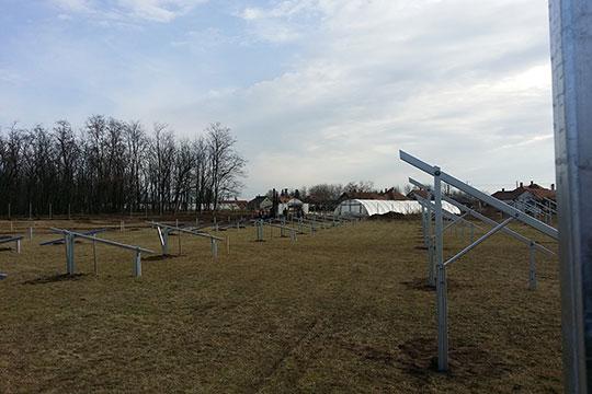 <span>Jászágó 2015</span>499 kWp napelempark alépítmény
