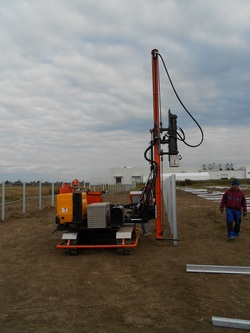 <span>Nagykároly, Erdély 2013</span>1 MW napelempark cölöpölése 