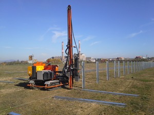 <span>Pécs 2015</span>10 MW napelempark cölöpölése 
