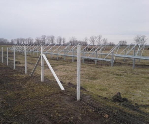 <span>Jánoshalma 2015</span>500 kWp napelempark cölöpölése, alépítmény létesítése